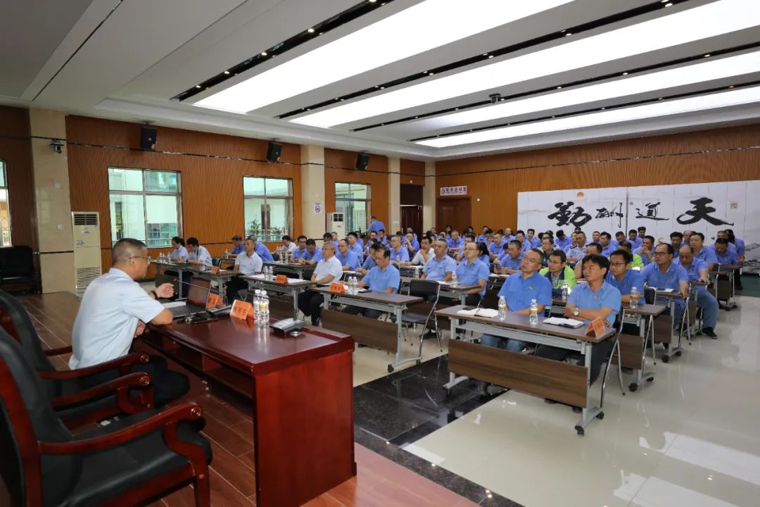 海南(nan)礦業黨委(wei)書記劉明東講授(shou)主(zhu)題教育專(zhuan)題黨課