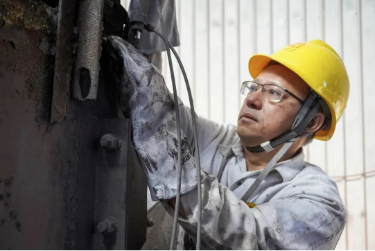 海南(nan)礦業員(yuan)工(gong)陳用(yong)利:喜報 | 海南(nan)礦業員(yuan)工(gong)陳用(yong)利被授(shou)予“海南(nan)省勞動(dòng)模範稱号”